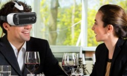 戴VR頭盔吃東西會感覺食物更香?腦洞真大