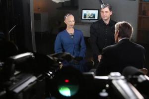 美國王牌主持人采訪了一個(gè)機(jī)器人 他倆談笑風(fēng)生