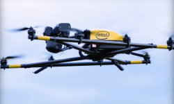 英特爾推首款無人機Falcon 8+:遙控配Win10平板