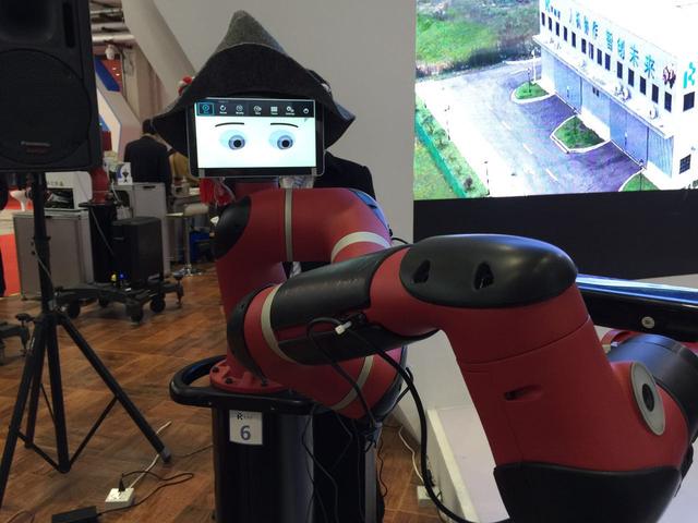 誰說機械臂就一定粗魯?這個機器人你碰一下它就不動了