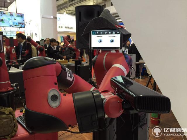 誰說機械臂就一定粗魯?這個機器人你碰一下它就不動了