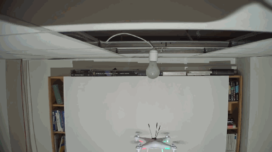 萬萬沒想到！無人機居然都能幫人類換燈泡了