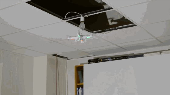 萬萬沒想到！無人機居然都能幫人類換燈泡了