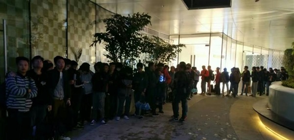 小米MIX雙11線下現(xiàn)貨開賣 米粉通宵提前排隊(duì)