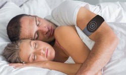 Anti Snore能幫我們停下打鼾   這個可穿戴設(shè)備可以試一下