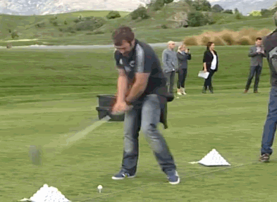 這是顆能當(dāng)教練的高爾夫球 “麒麟臂”都打不丟