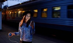 HandEnergy球形移動(dòng)電源:我一搖這個(gè)球手機(jī)就有電了