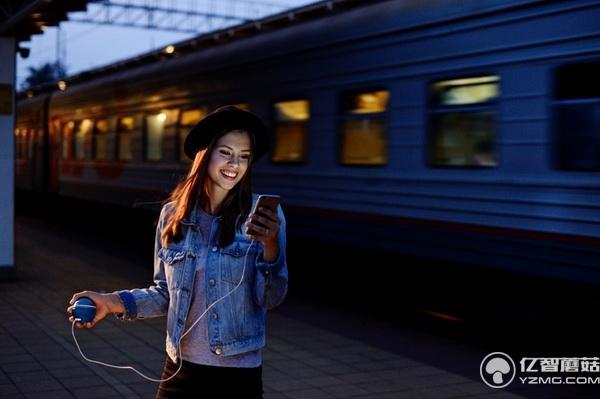 說出來你可能不信 我一搖這個球手機就有電了