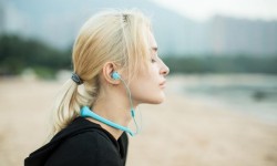 真正防水的藍牙無線耳機 戴著游泳耳塞都省了