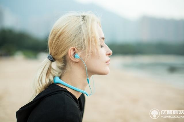 真正防水的藍牙無線耳機 戴著游泳耳塞都省了