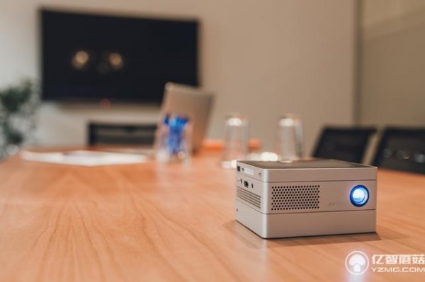 這款名為iBeamBLOCK投影儀,號稱世界上第一款內置了<a href=/notebook/tablet/ target=_blank class=infotextkey><a href=/notebook/tablet/ target=_blank class=infotextkey>平板</a></a>電腦的模塊化設備。所謂模塊化,也就是說:想用什么功能,自己裝就好嘍,不用再帶一堆有的沒的。