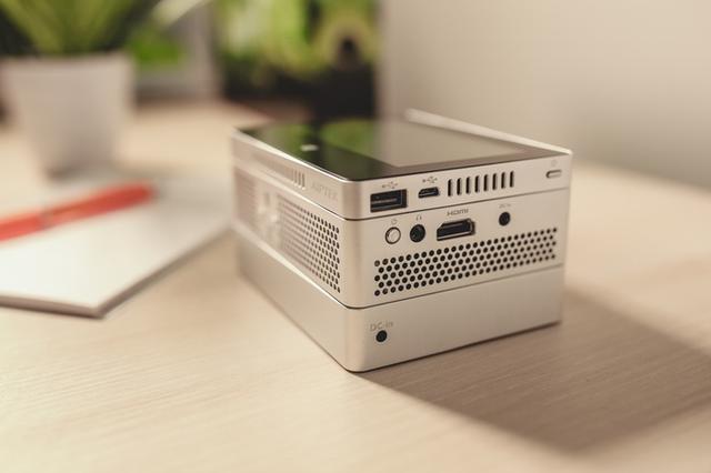 這個盒子相當于高清投影儀+平板+移動<a href=/tags/4114-0.html target=_blank class=infotextkey>電源</a>合體