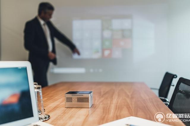 這個盒子相當于高清投影儀+平板+移動電源合體