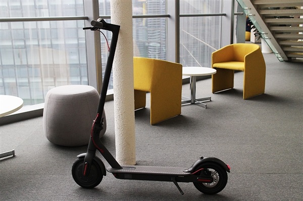 小米電動(dòng)滑板車圖賞 一次充電可續(xù)航30公里