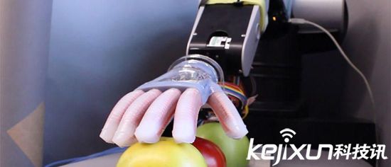 科學(xué)家研制柔性機(jī)器人手 可感知物體形狀紋理