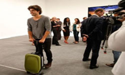 COOLPEDS電動滑板加上行李箱  看起來很酷