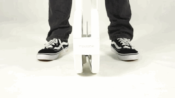 如何優雅地變成焦點?從背里掏出一輛電動車就行