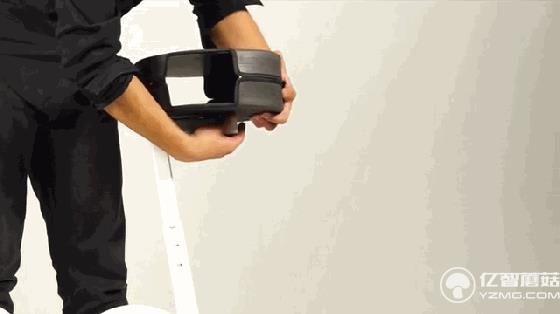 如何優雅地變成焦點?從背里掏出一輛電動車就行