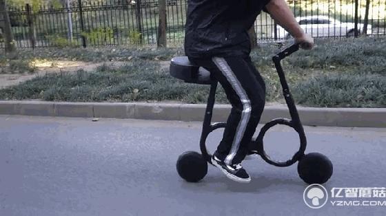 如何優雅地變成焦點?從背里掏出一輛電動車就行