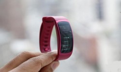 三星Gear fit 2智能手環解禁:佩戴舒適 效果自然