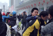 美團(tuán)武漢街頭大戰(zhàn)餓了么 一人被送醫(yī)