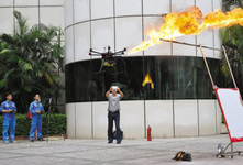 無(wú)人機(jī)安裝噴火裝置 清除高壓線垃圾