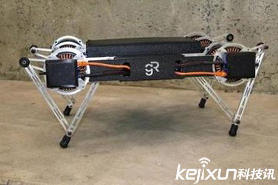 全地形機器人冰上尬舞 險些“失足”