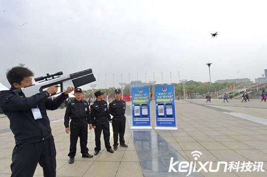 武漢警方配備無人機反制槍  發射電磁波對抗黑飛