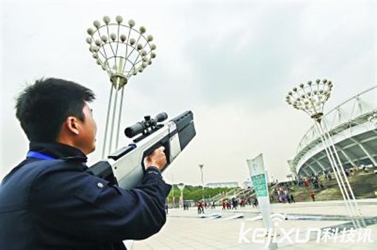 武漢警方配備無人機反制槍  發射電磁波對抗黑飛