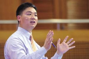 劉強東:京東小哥將穿西裝開著小車 員工子女免費上學