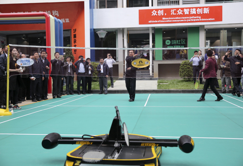 打過球的機器人來了 網紅機器人空降啤酒節