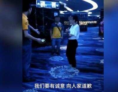 快遞員搞錯快件下跪道歉 網友:道歉有用的話還要警察干嘛