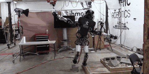 波士頓動力機器人跪了!搬箱子不成反摔倒