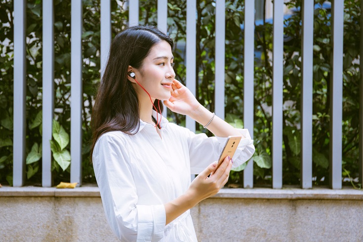 魅藍EP52美女體驗圖賞 魅藍EP52耳機如何?