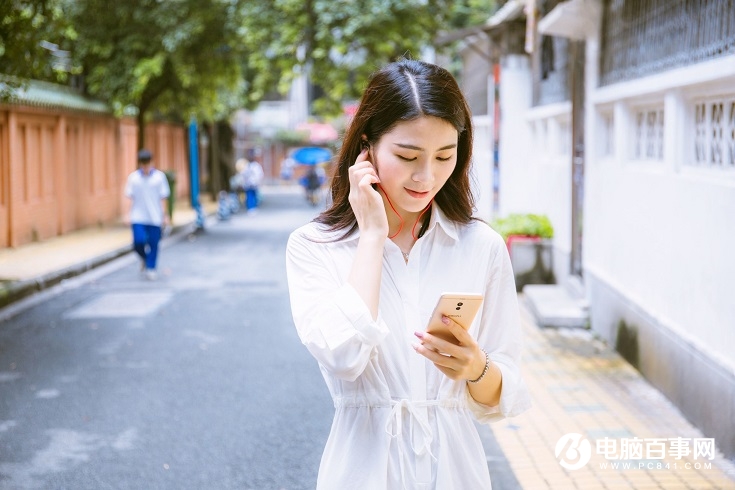 魅藍EP52耳機如何？魅藍EP52美女體驗圖賞