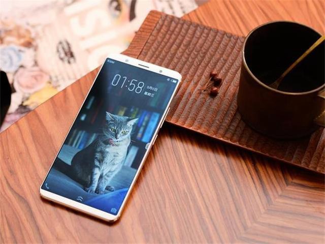 藍(lán)綠大廠同時發(fā)力全面屏旗艦 狙殺華為Mate10