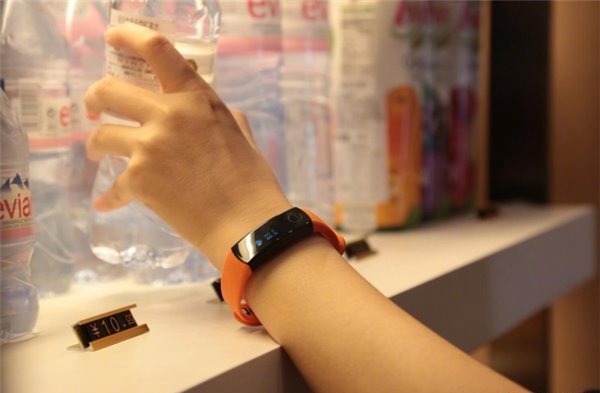 榮耀手環3上手體驗:高顏值得益于超大屏幕設計