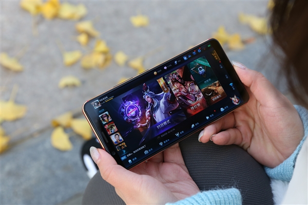 男子車禍?zhǔn)軅颉锻跽邩s耀》止痛 網(wǎng)友:輸了是不是更痛?