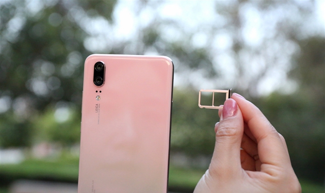 華為P20怎么裝卡/插卡?華為P20 SIM卡安裝教程