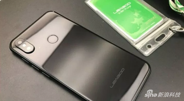 外媒:小米8在設(shè)計上模仿了蘋果的iPhone X