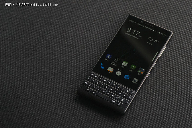 經典與創新融合 黑莓旗艦KEY2正式發布