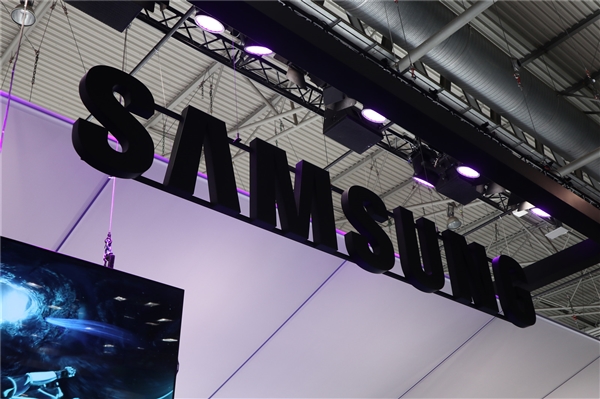 三星雙屏手機(jī)專利公開:0下巴全面屏來了,竟這樣自拍