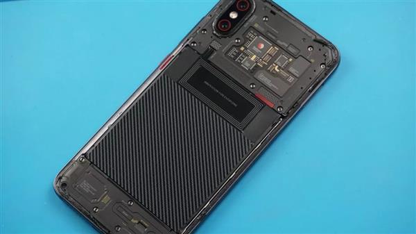 小米8透明探索版不完全拆解:我們發現了一個秘密