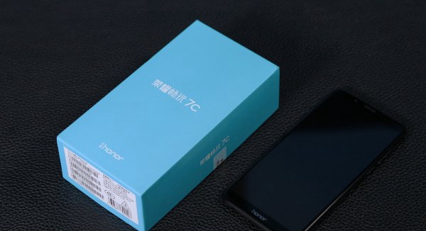 榮耀8X包裝盒現身:去掉“暢玩”二字或定位升級