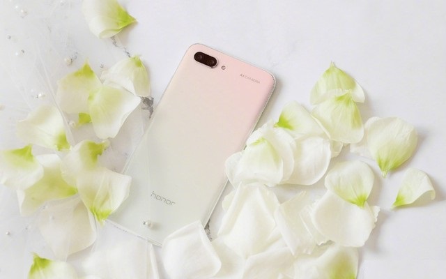 榮耀10GT鈴蘭白圖賞 外觀簡(jiǎn)約時(shí)尚,顏值高