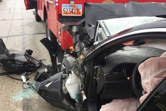 無人駕駛狀態(tài)下撞上消防車 車主起訴特斯拉索賠
