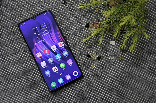 vivo X23幻夜藍版圖賞:炫光漸變色設計,在光線下十分純美