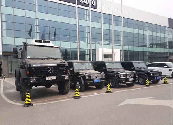 奔馳大G遇到自家的越野車:土豪的“另類”大玩具