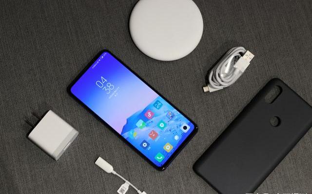 小米MIX3寶石藍(lán)真機(jī)圖賞:彩色陶瓷機(jī)身+磁動力滑蓋全面屏