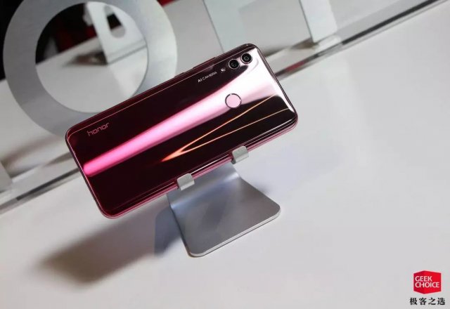 榮耀10青春版上手體驗:更高的屏占比,依舊騷氣十足漸變配色